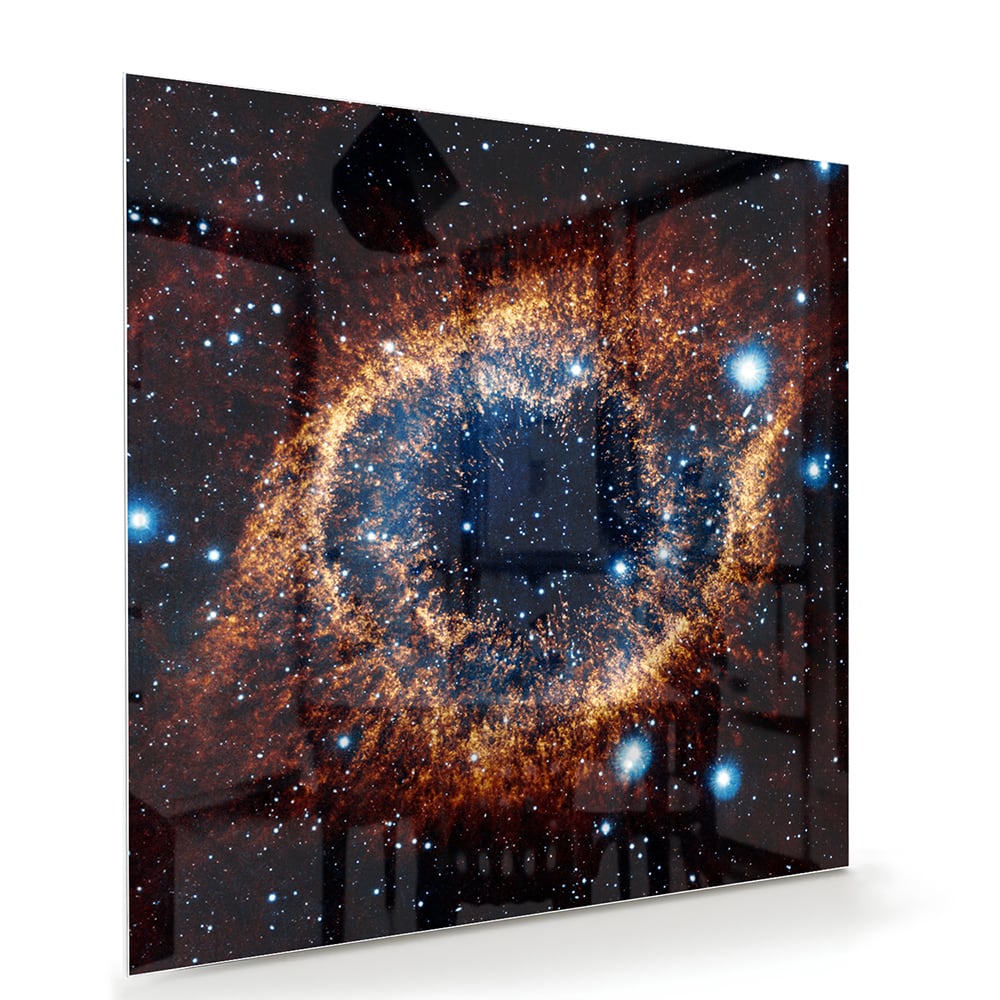 Glazen schilderij van een sterrenstelsel met heldere kleuren en diepe ruimte-effecten.