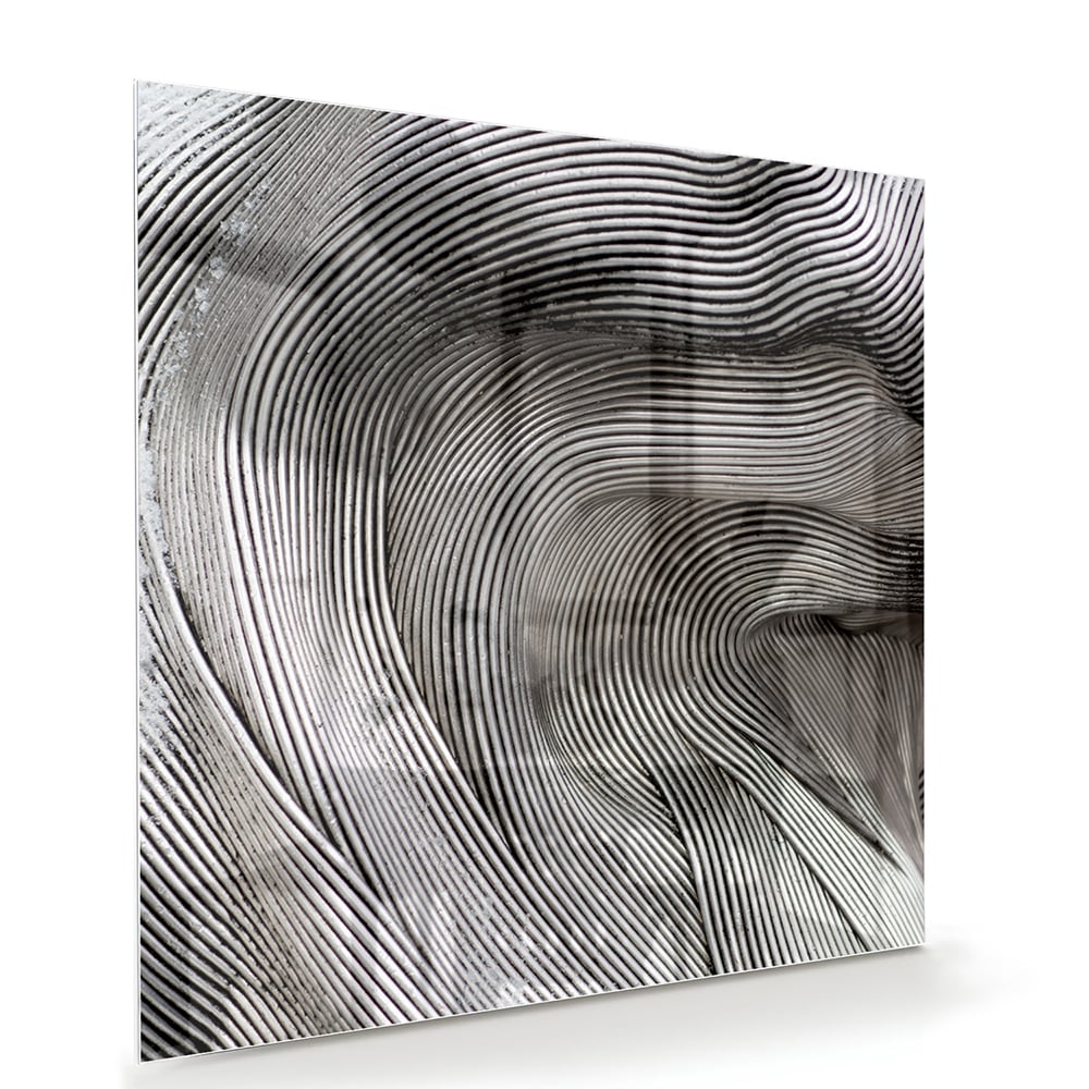 Abstract glazen schilderij met golvende lijnen in een lichte ruimte