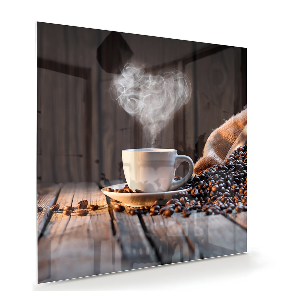 Glazen schilderij met een dampende kop koffie en koffiebonen op een houten tafel.