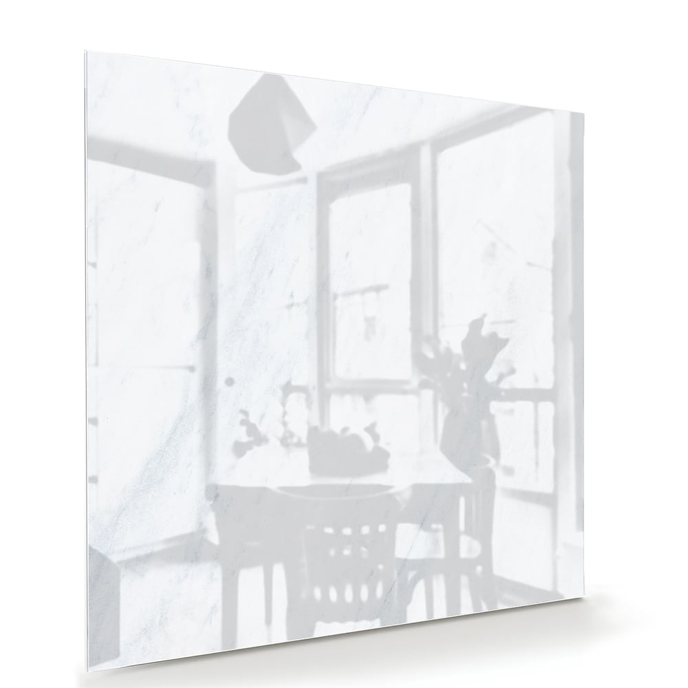 Minimalistisch glazen schilderij met lichte tinten aan de muur