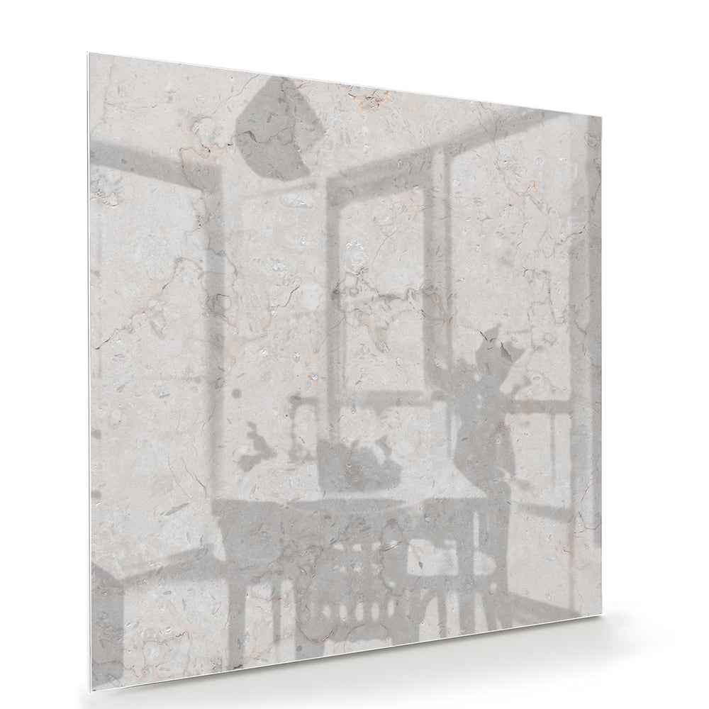 Abstract glazen schilderij met lichte marmerlook aan de muur in een modern interieur