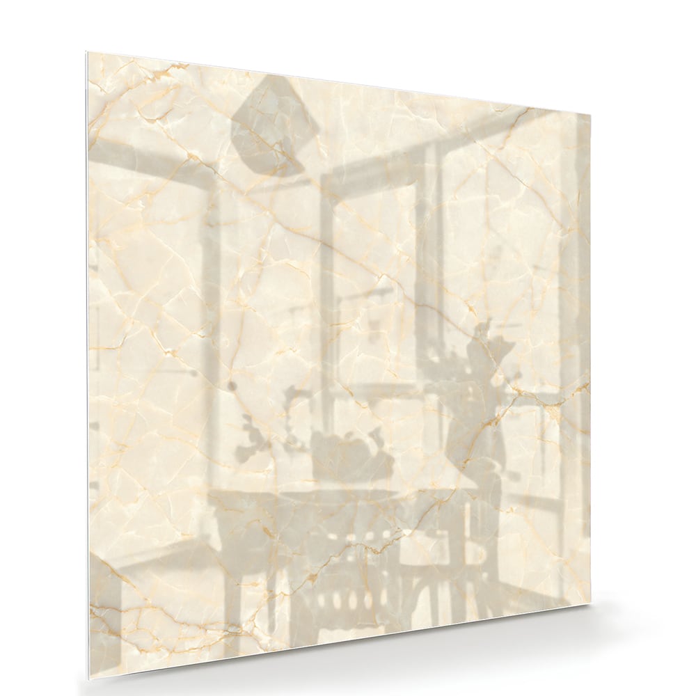 Glazen schilderij met marmer motief aan de muur boven een houten meubel.