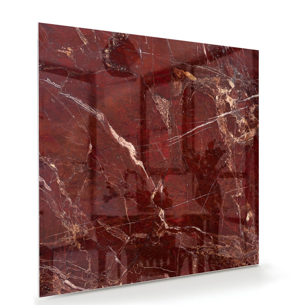 Rood glazen schilderij met marmerlook aan de muur boven een houten kast