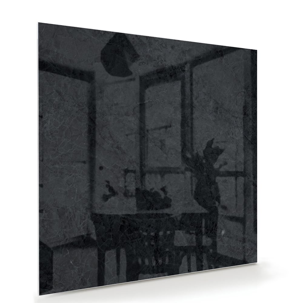 Minimalistisch glazen schilderij aan de muur in een moderne woonkamer.