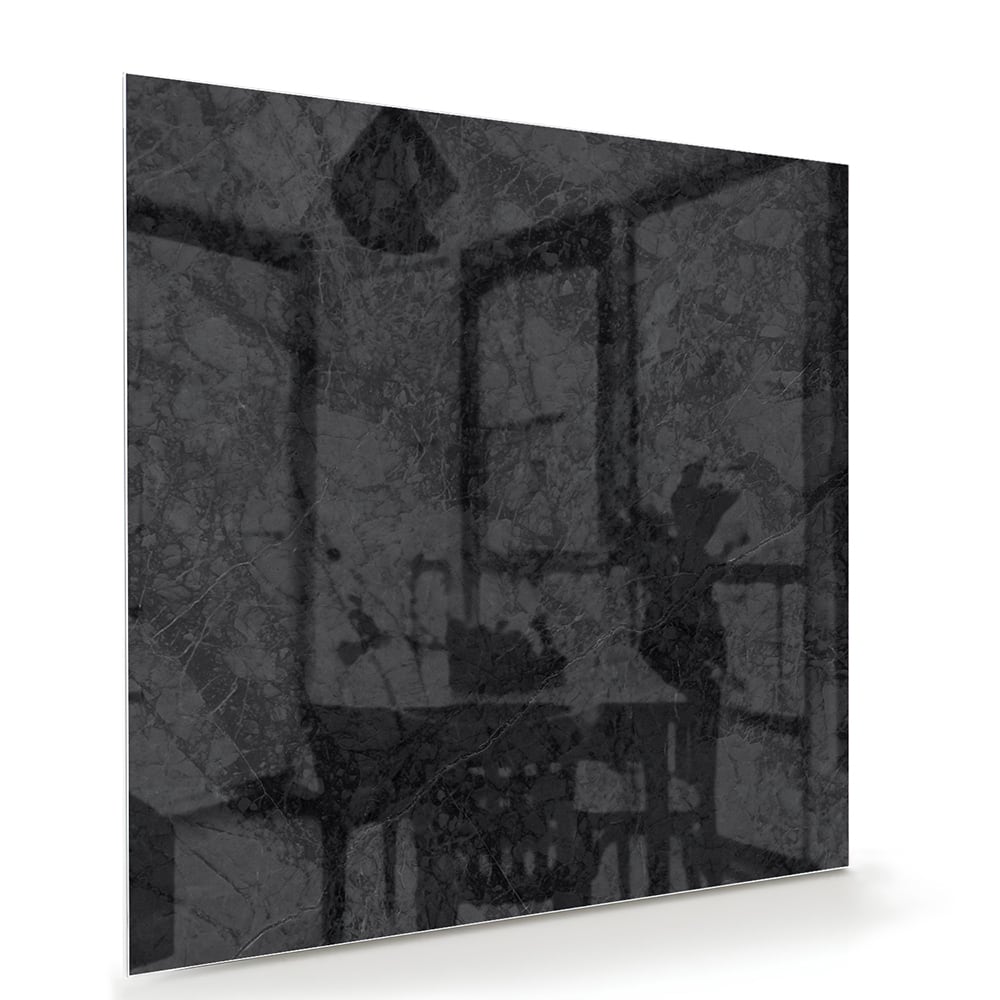 Abstract glazen schilderij met elegante zwarte tinten in een moderne woonkamer