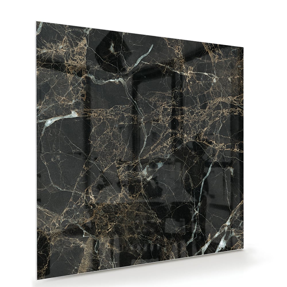 Glazen schilderij van zwart marmer met gouden aderen, hangt boven een moderne meubelstuk.