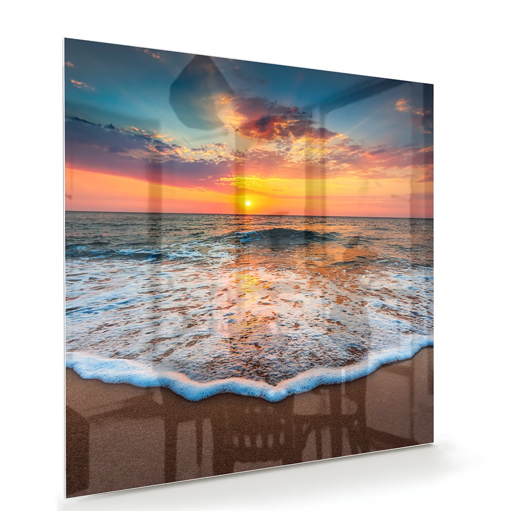 Glazen schilderij van een zonsondergang boven de zee met een warme kleurenpalet.