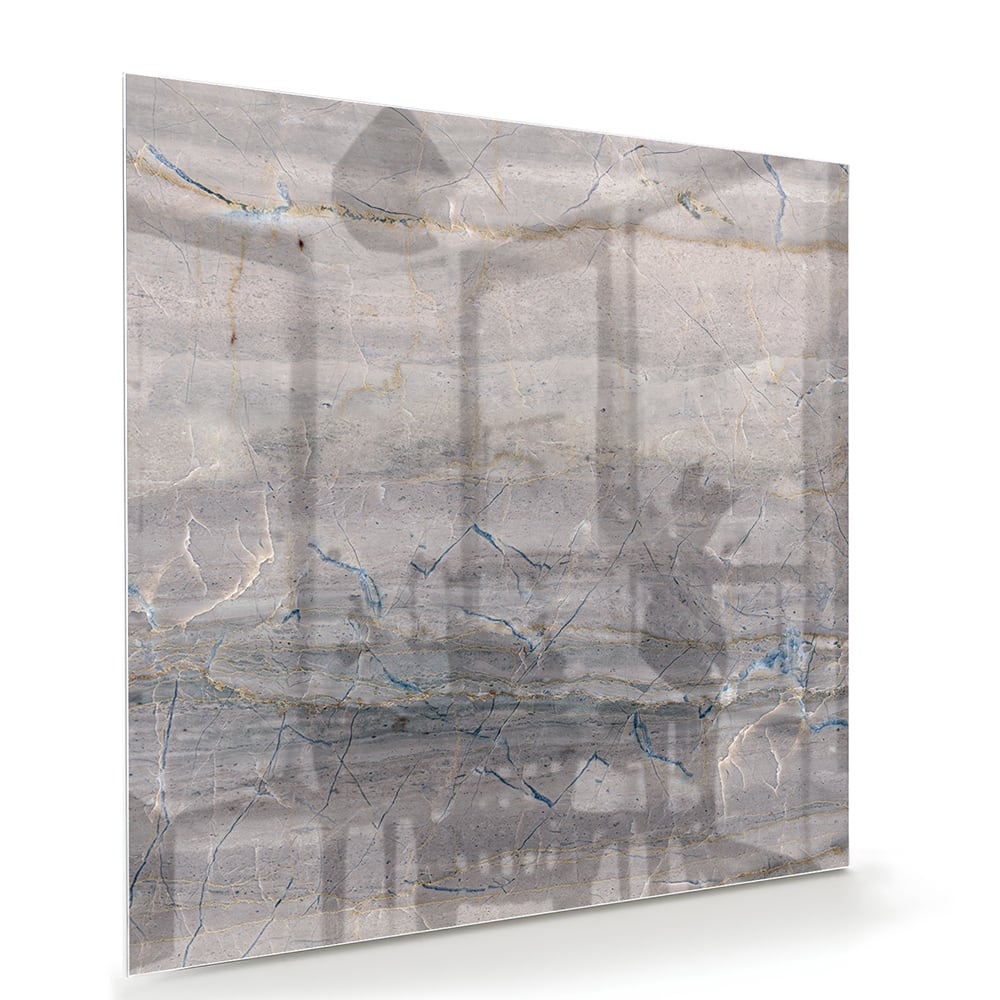Glazen schilderij in aardetinten hangt aan de muur in een moderne woonkamer.