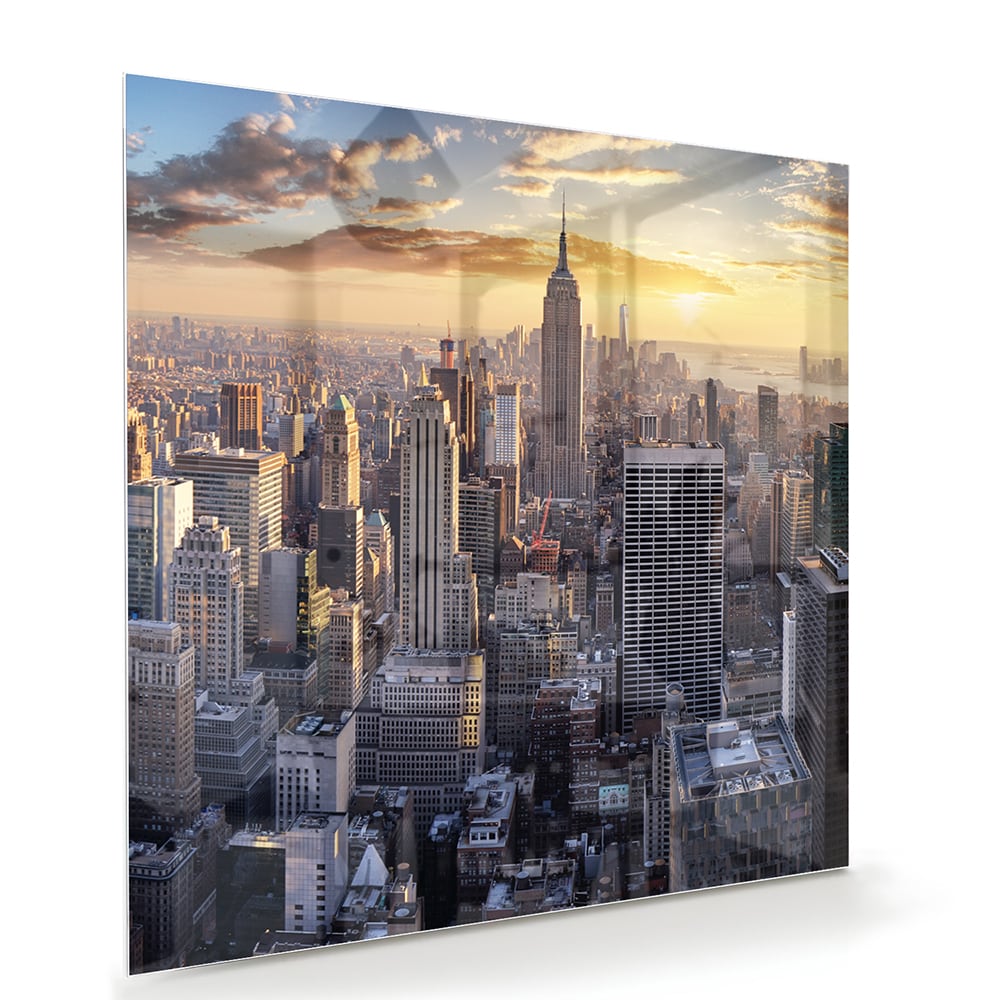 Glazen schilderij van de skyline van New York bij zonsondergang.