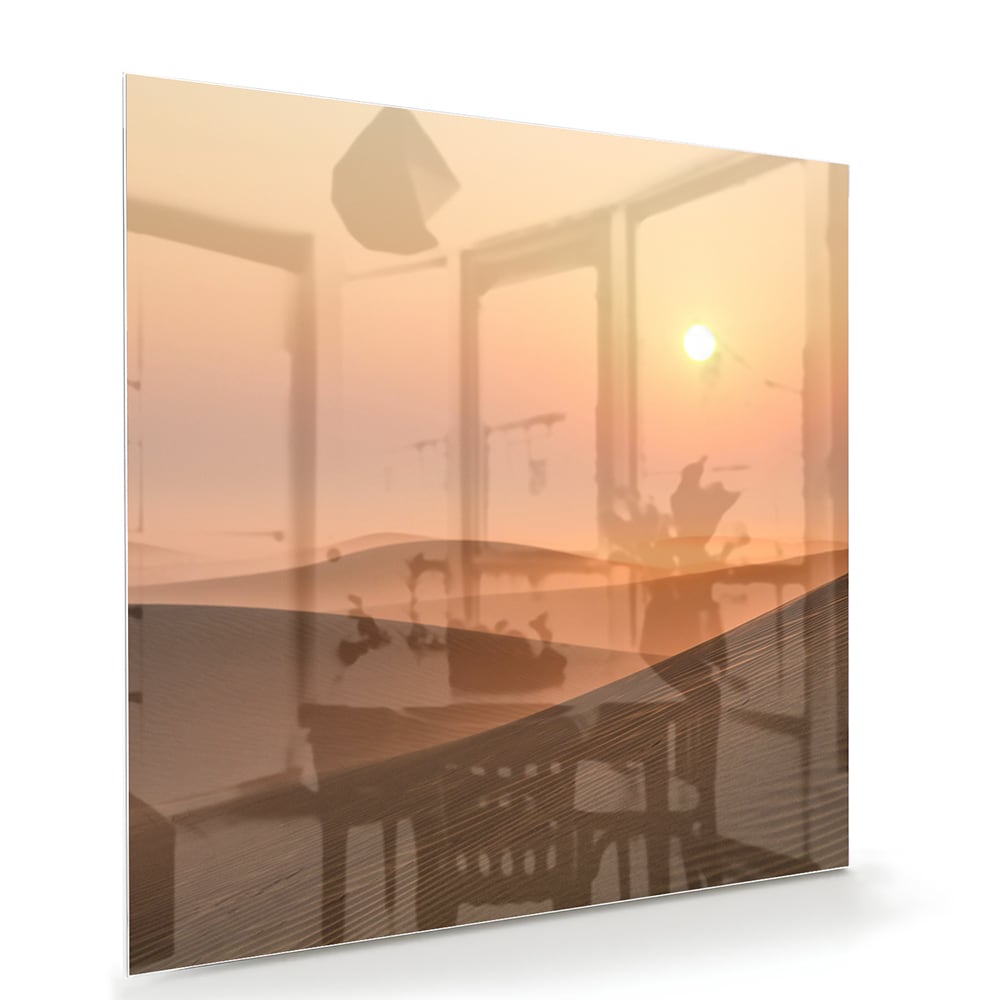 Glazen schilderij van een zonsondergang met warme kleuren in een modern interieur.