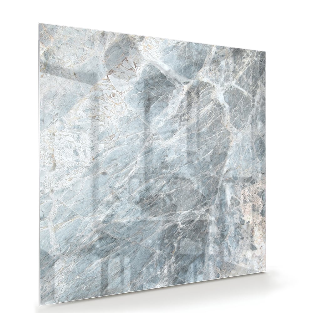 Uniek glazen schilderij met marmerlook in blauwtinten aan de muur