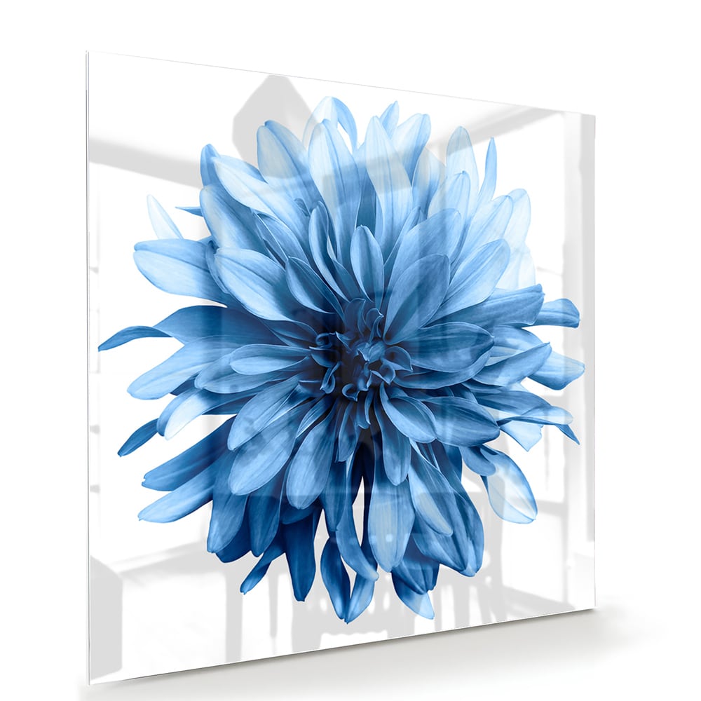 Glazen schilderij van een blauwe bloem in een moderne woonkamer