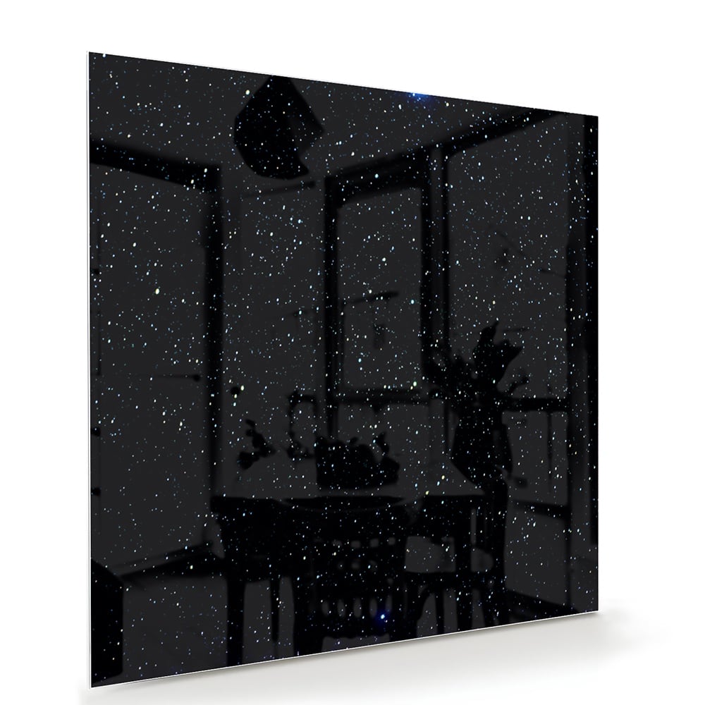 Glas schilderij met sterren op een zwarte achtergrond aan de muur