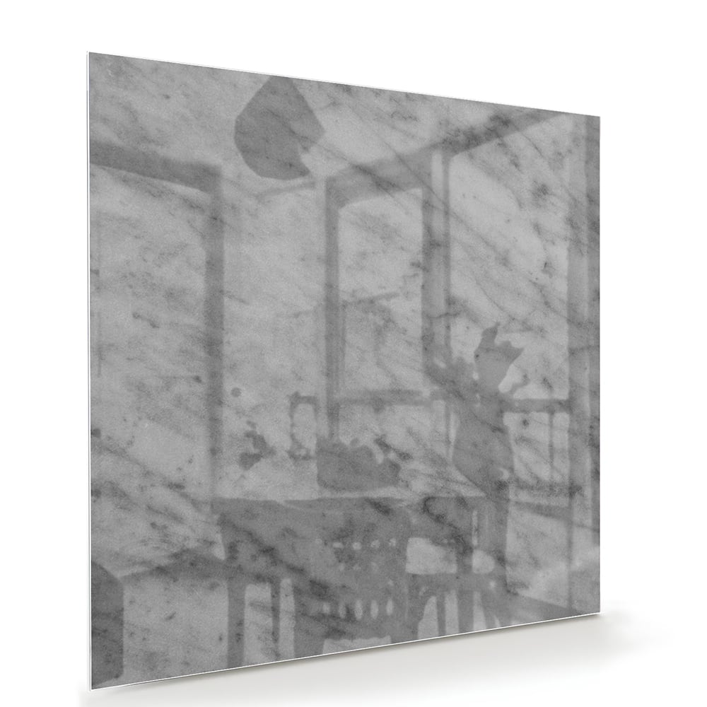 Glazen schilderij met marmerlook in een stijlvolle woonkamer met een houten meubel.