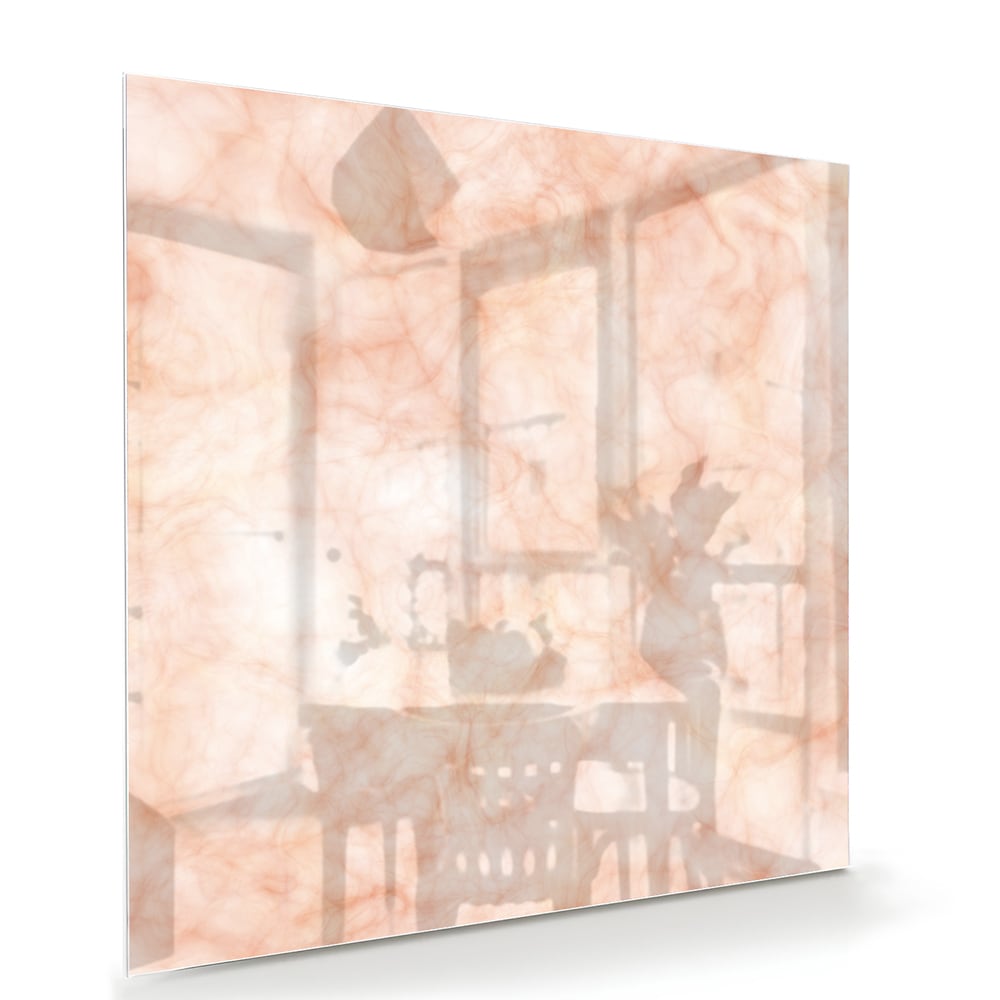 Lichtroze abstract glazen schilderij aan de muur boven een houten kast.