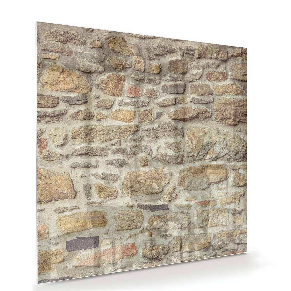 Glazen schilderij van een rustieke stenen muur in een lichte woonkamer.