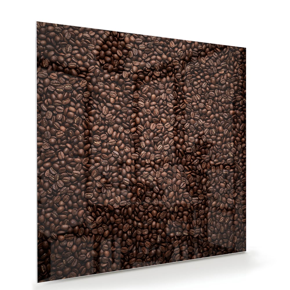 Glazen schilderij met abstracte patronen in warme kleuren aan de muur.