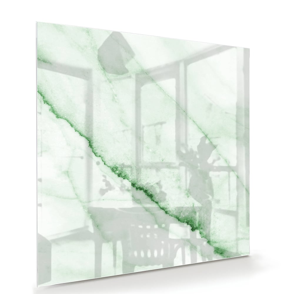 Glazen schilderij met een groene marmerlook aan de muur in een moderne woonkamer.
