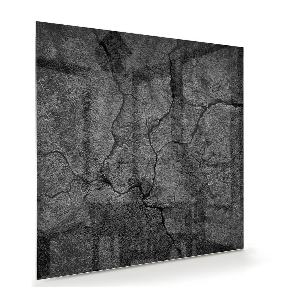 Abstract glas schilderij met een gebarsten textuur aan de muur in een moderne woonkamer.