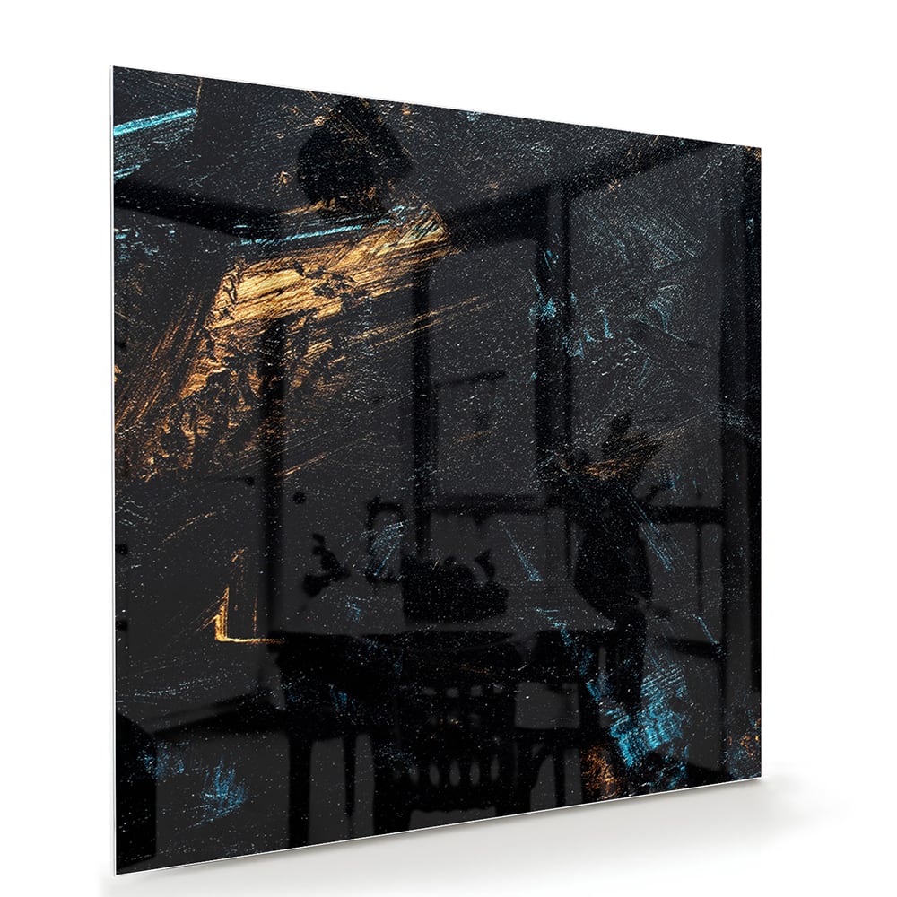 Abstract glazen schilderij met gouden en zwarte accenten aan de muur.