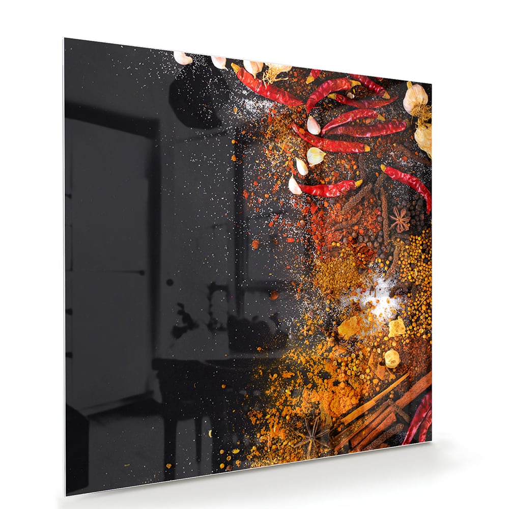 Abstract glazen schilderij met warme kleuren hangt aan de muur