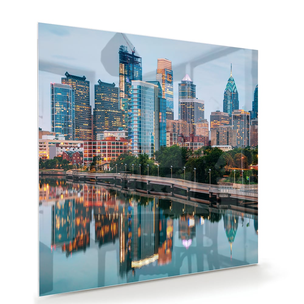 Glazen schilderij met een stadsgezicht en reflecties in het water