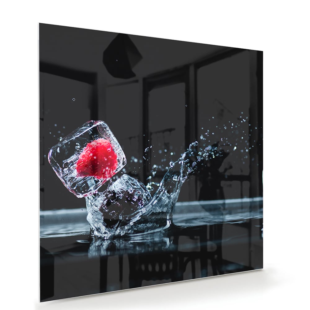 Glazen schilderij van een aardbei die in een glas valt met water splash