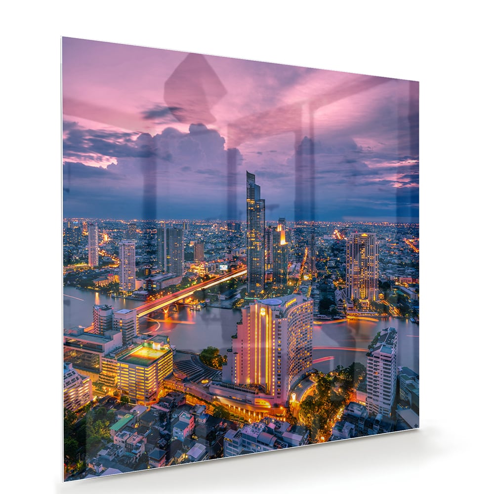 Glazen schilderij van een stad met avondlicht, perfect voor in huis.