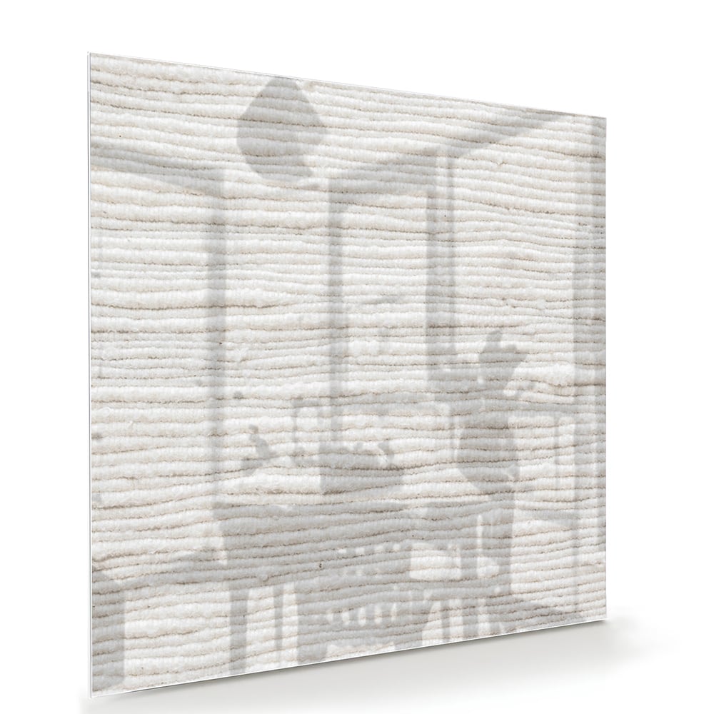 Glazen schilderij met natuurlijke lijnen in een stijlvolle woonkamer.