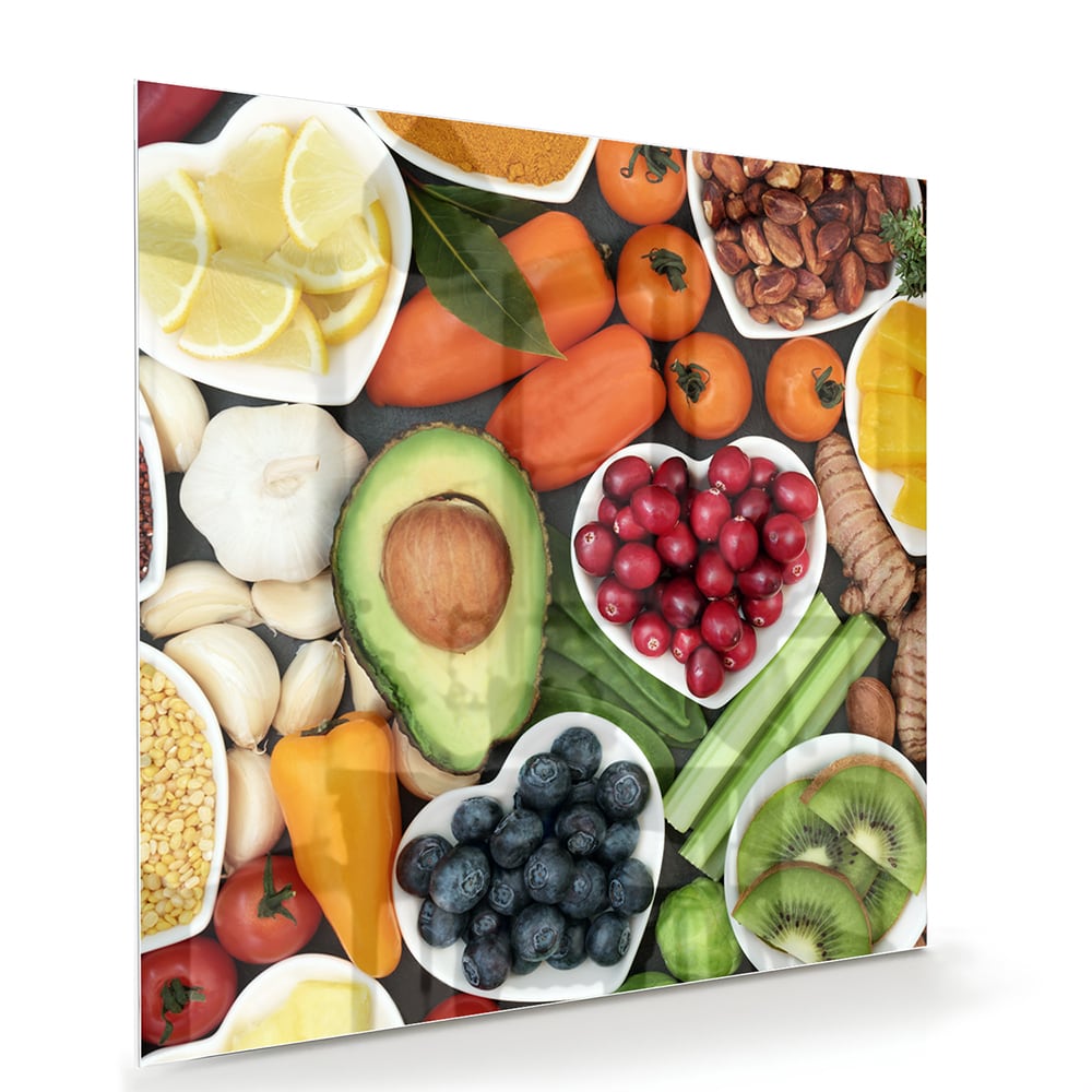 Glazen schilderij met een kleurrijke schikking van fruit en noten.