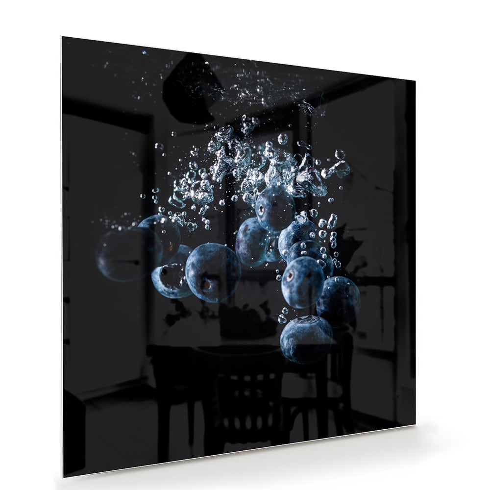 Abstract glazen schilderij met luchtbellen in zwart water