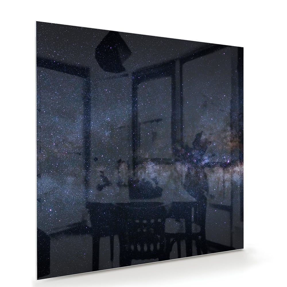 Glas schilderij met een sterrenhemel in een moderne woonkamer.