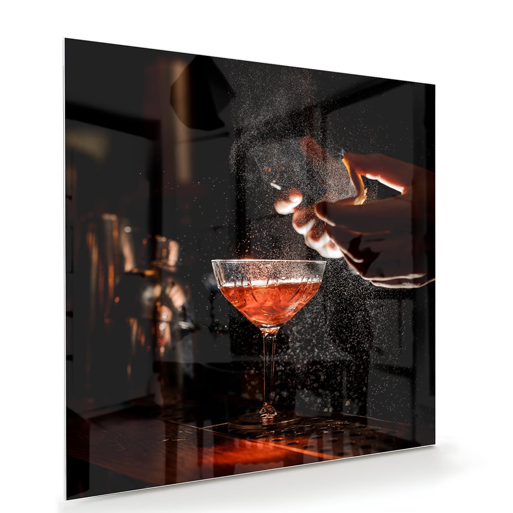 Elegante hand met cocktailglas in een sfeervolle setting