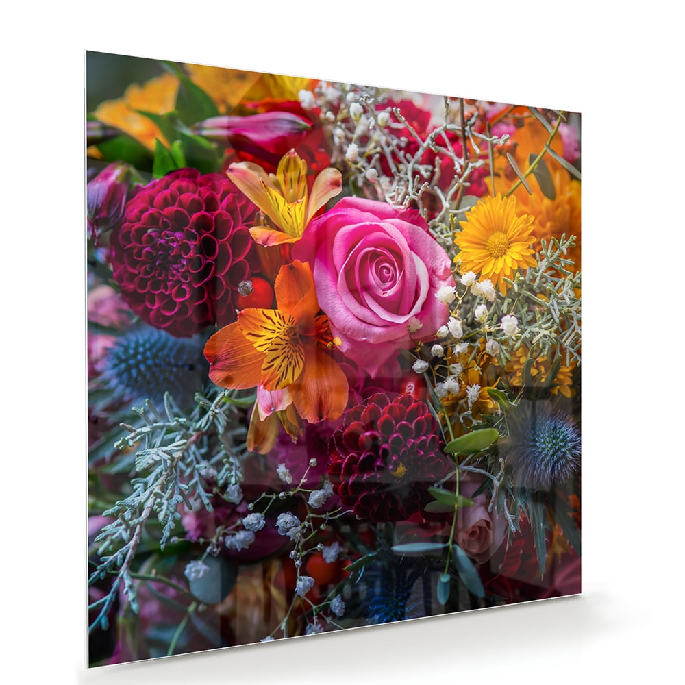 Glazen schilderij met een kleurrijke bloemenmix, inclusief rozen en andere bloemen.