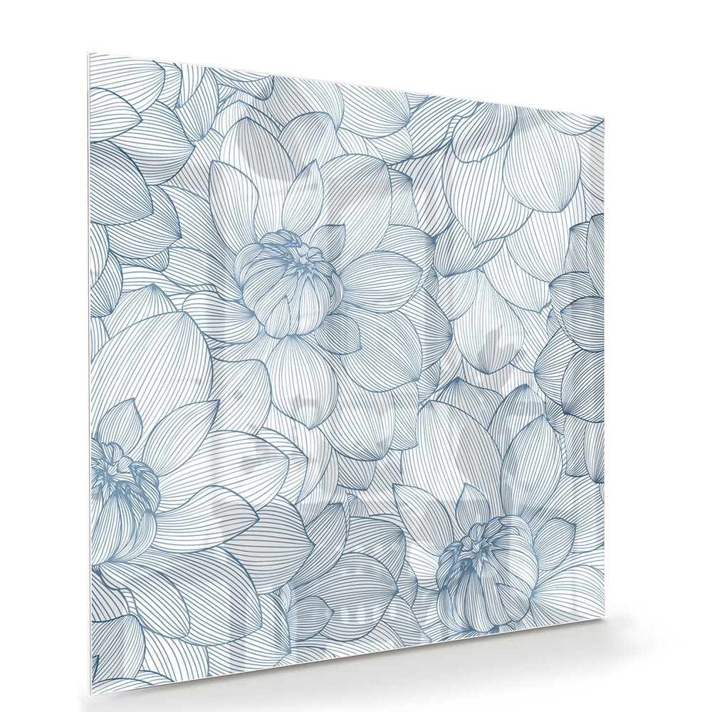 Glazen schilderij met bloemenpatroon in zachte blauwe kleuren, staat boven een houten kast.