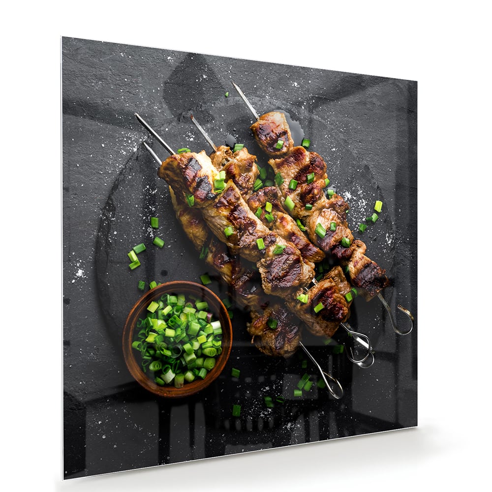 Glazen schilderij met kebabs op een zwarte achtergrond, perfect voor keuken decoratie.