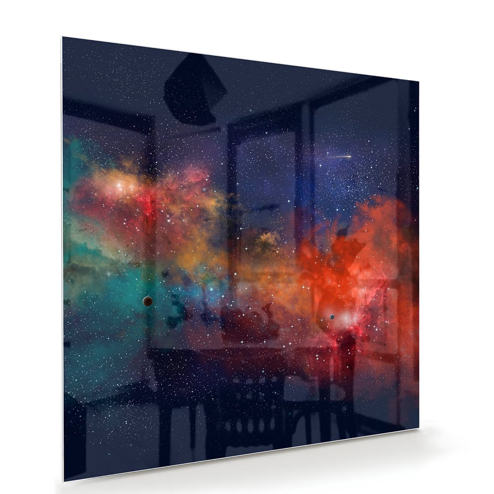 Glazen schilderij van een sterrenstelsel in levendige kleuren aan de muur.