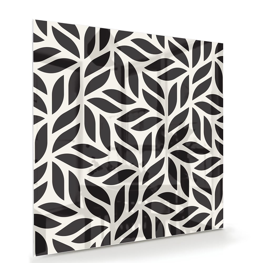 Zwart-wit glazen schilderij met bladerenpatroon aan de muur in een moderne woonkamer.