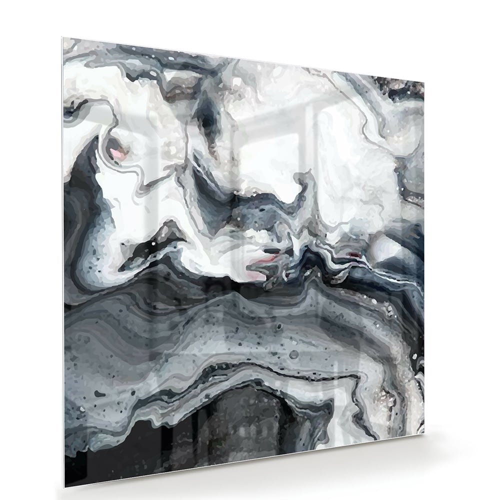 Abstract glazen schilderij met grijze en witte tinten aan de muur.