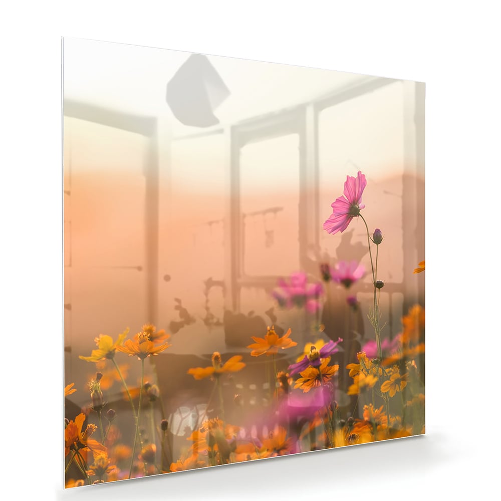 Glazen schilderij met kleurrijke bloemen tegen een pastelachtergrond.