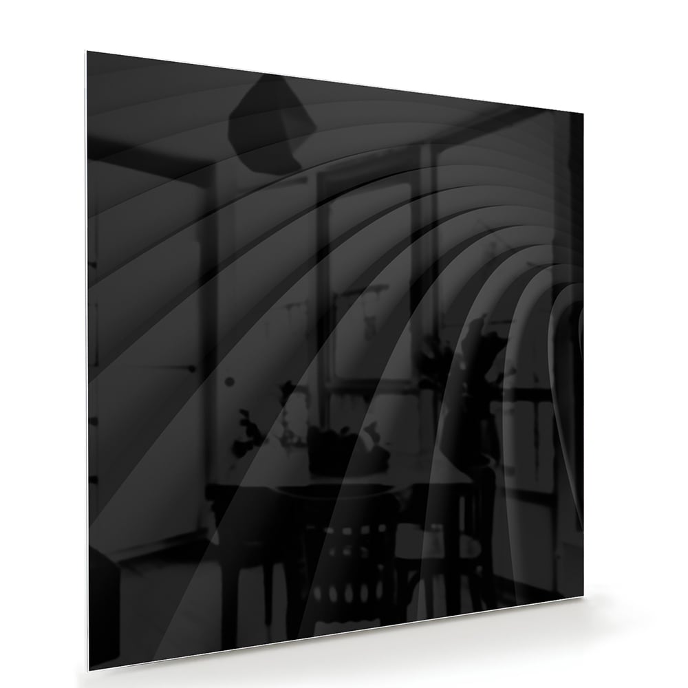Zwart glazen schilderij aan de muur in een modern interieur