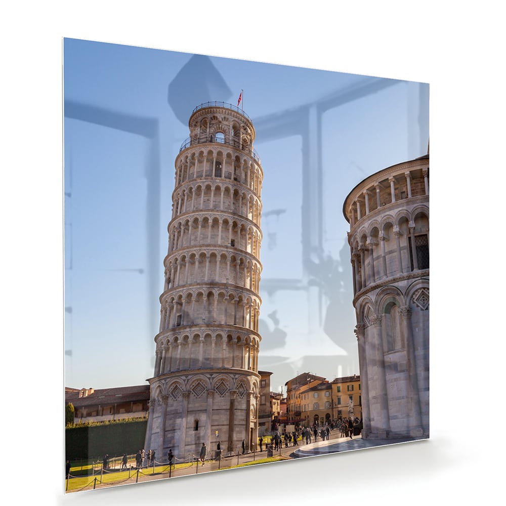 Glazen schilderij van de Toren van Pisa in een stijlvolle woonkamer.