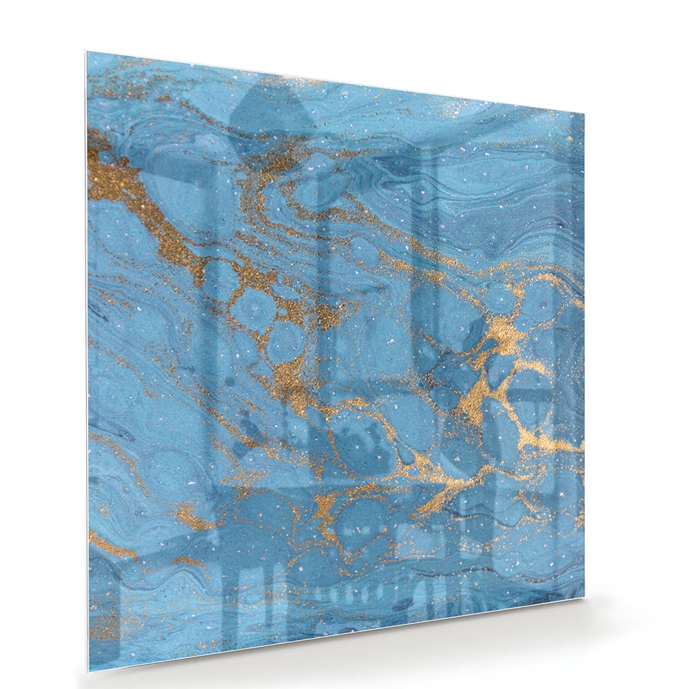 Glazen schilderij met blauw en gouden patronen aan de muur boven een houten kast.