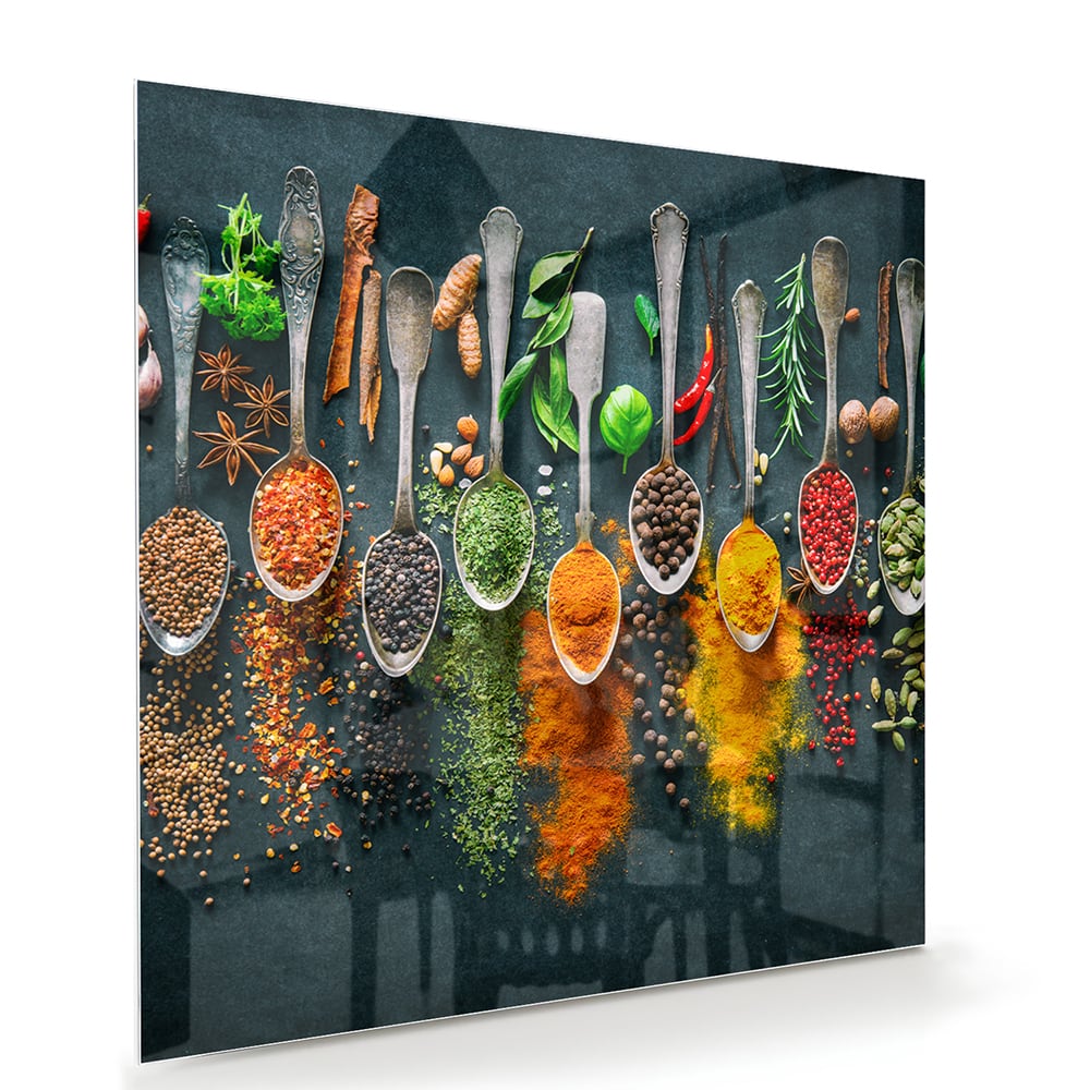 Glazen schilderij met een assortiment kleurrijke specerijen en kruiden, perfect voor keukeninrichting.