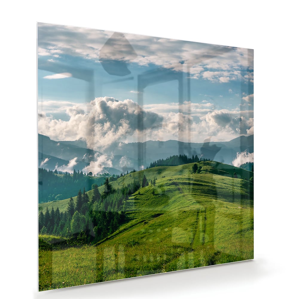 Glas schilderij van een prachtig berglandschap met groene heuvels en bergen.