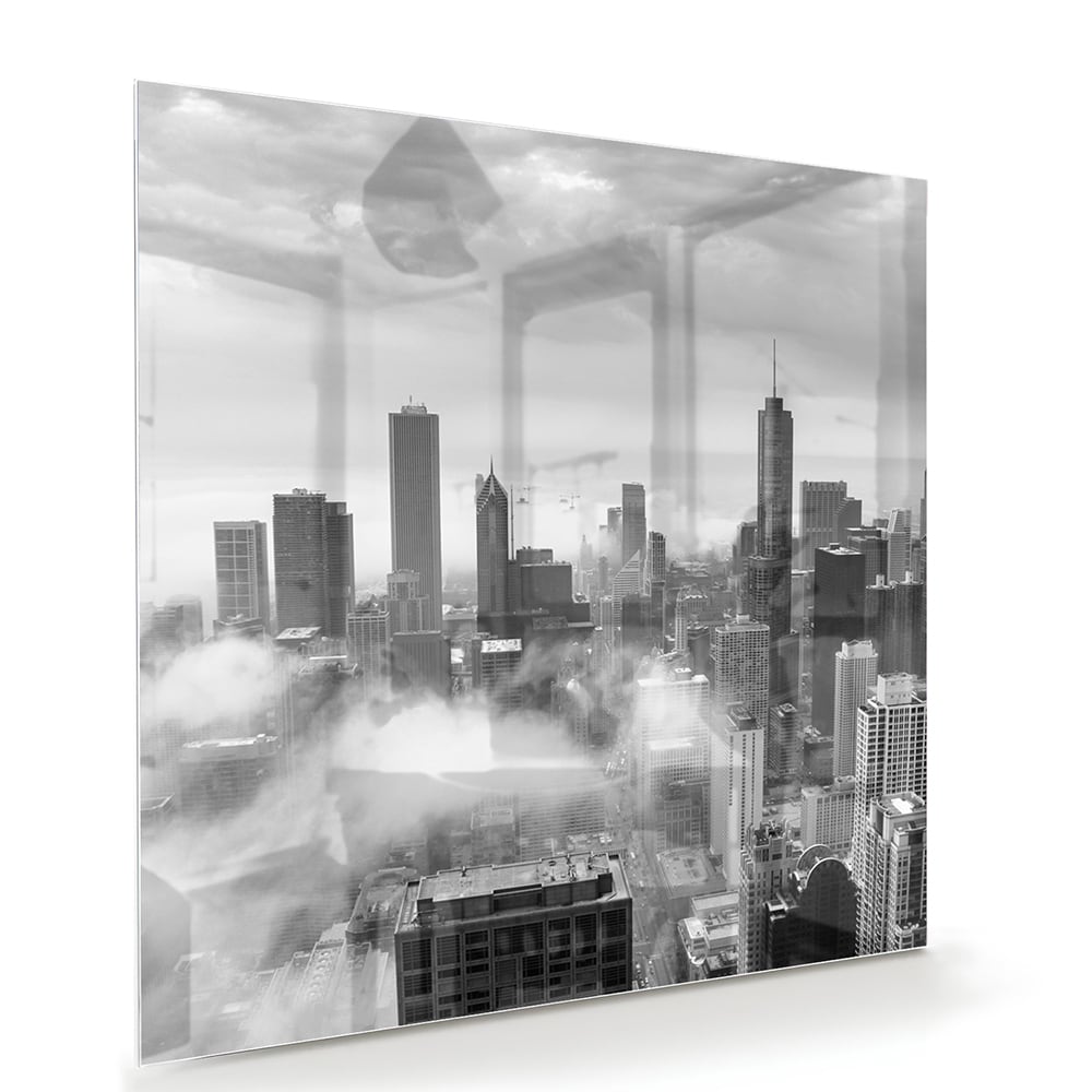 Glazen schilderij van een stads skyline in zwart-wit met wolken.