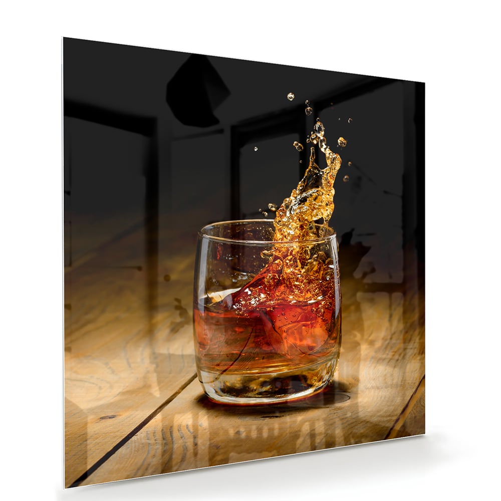Glazen schilderij met een glas en spetterende drank op een houten tafel.