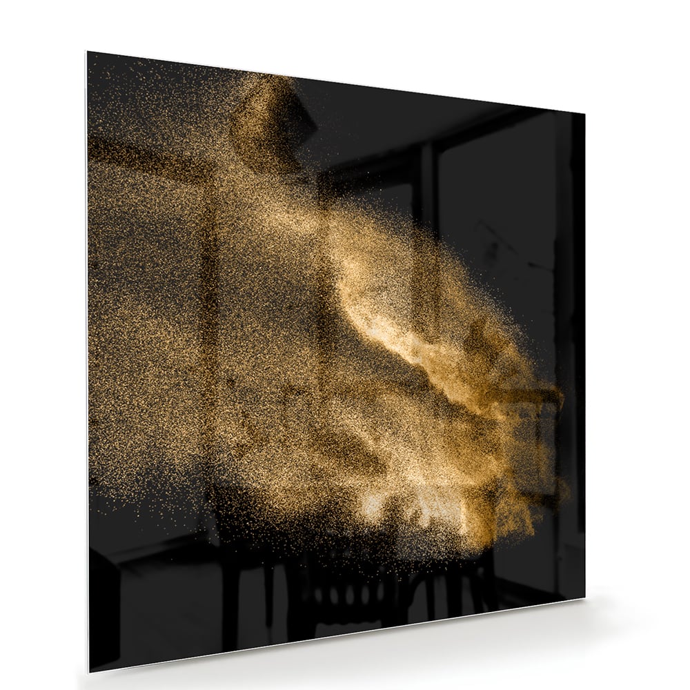 Glazen schilderij met een gouden hand op een zwarte achtergrond.