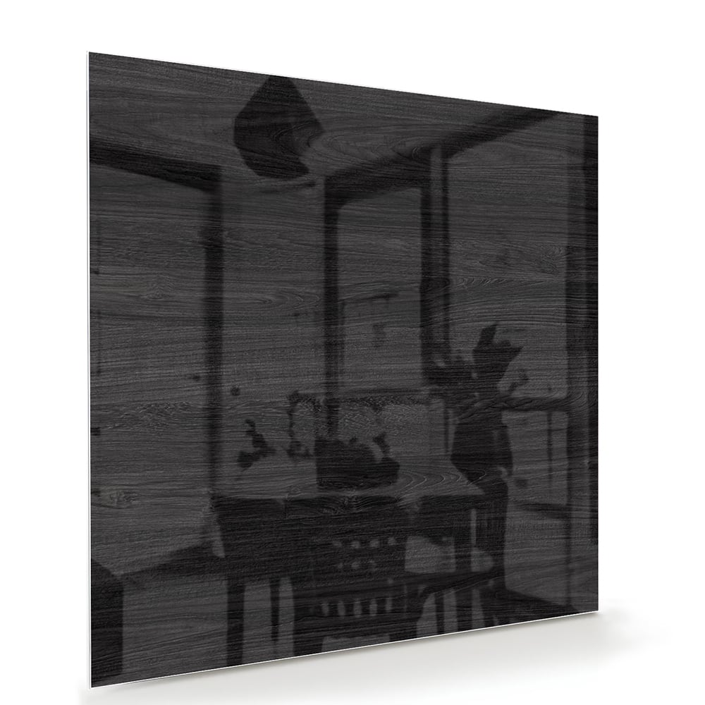 Zwart glazen schilderij met subtiele schaduwen in een moderne woonkamer.