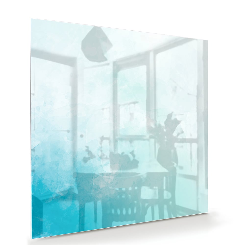 Abstract glazen schilderij met blauwe en turquoise tinten aan de muur.